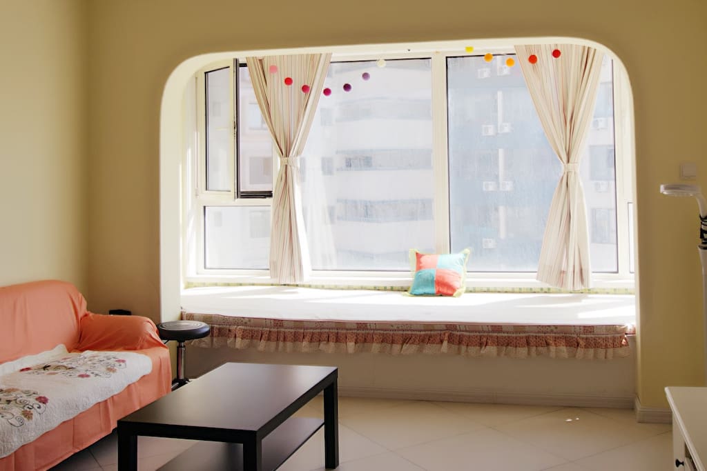 飘窗地台,可睡一个人,可坐在这里看日落 bay window, can accommodate 1 person, good view to sea hill and sunset