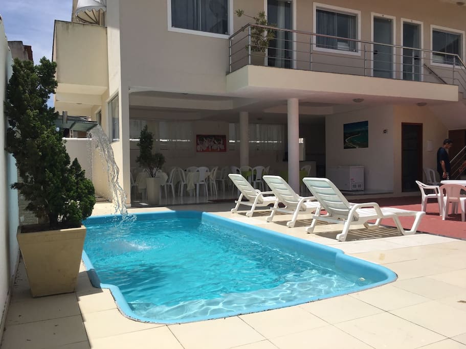 Piscina com cascata e hidromassagem