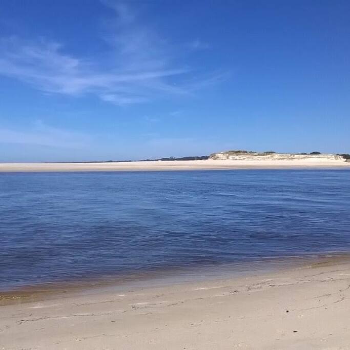 Es la playa Neptunia/Pinamar que esta a 2 cuadras de la casa. A 1 cuadra ademas bajan al arroyo-