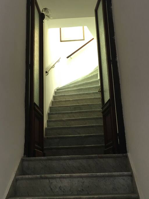 Acceso por escalera de mármol de carrara.