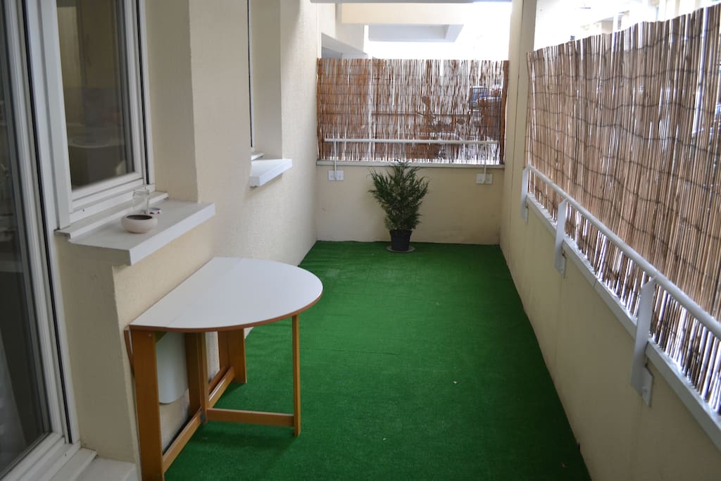 Spacieux balcon/terrasse et rideaux coulissants pour une parfaite intimité !