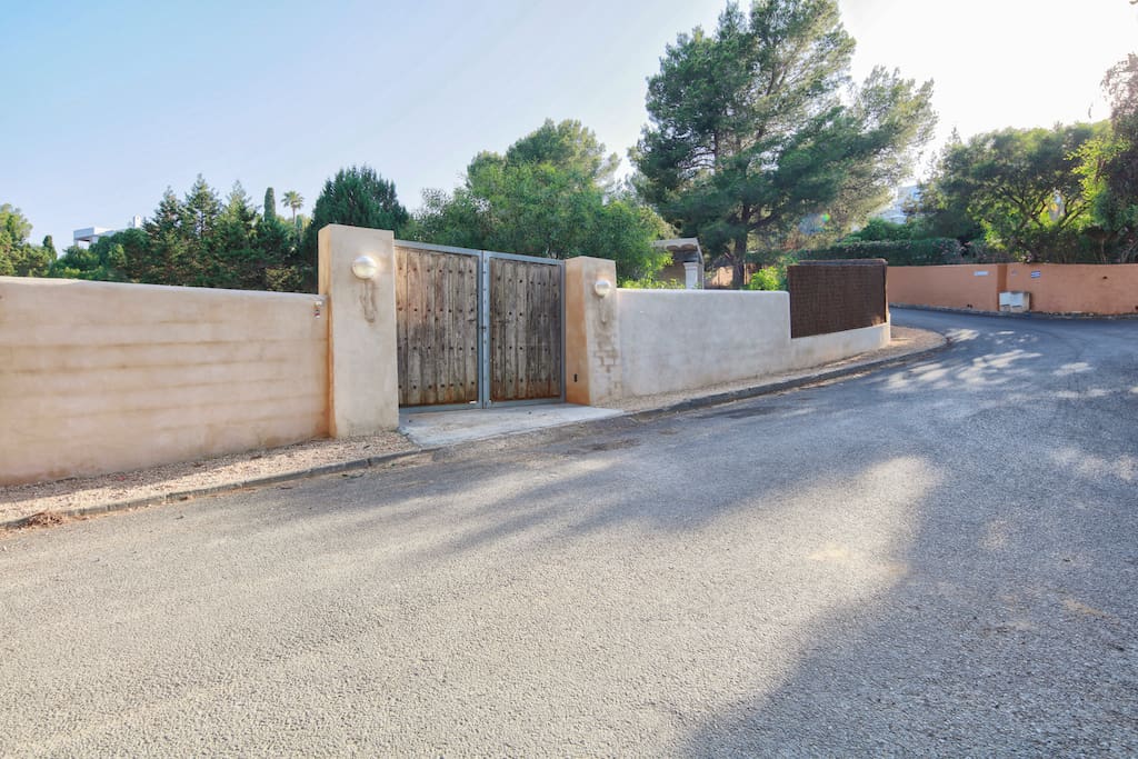 Entrada a la parcela
