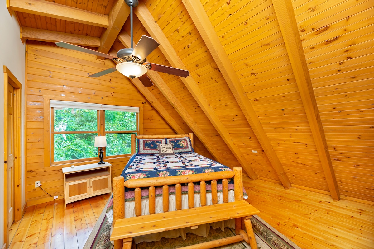 楼上卧室有拱形天花板。