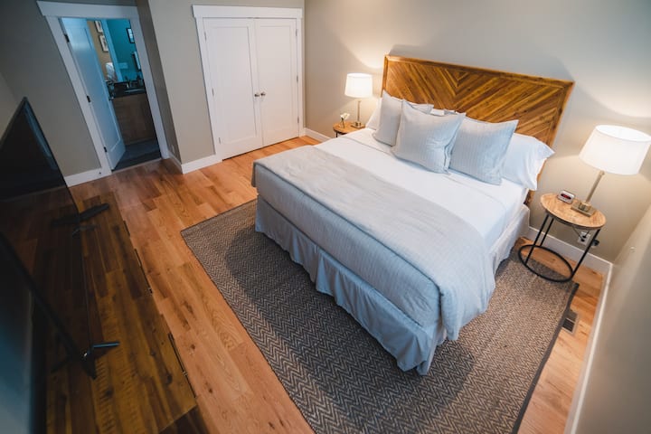 The Master Bedroom is the perfect retreat when it comes to rest after a long day. Posebnosti uključuju ručno izrađeni namještaj, stropove od 3 metra, Smart HD led TV od 55"i velikodušnu kadu za kupanje.