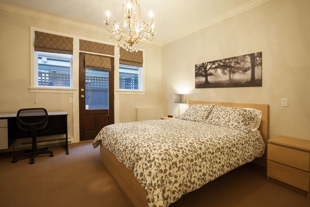 Queen size bed with access to private patio in master bedroom