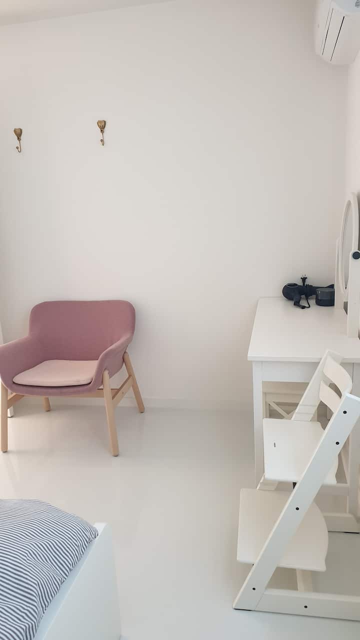 Спалня 1. Суета и фотьойл