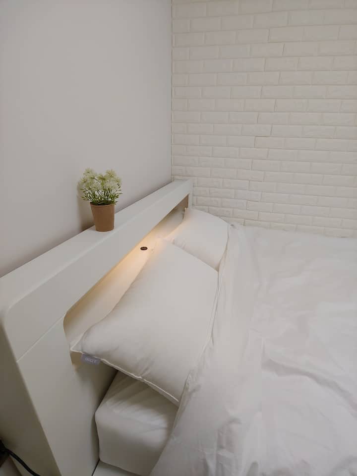 Hii ni picha ya chumba kidogo cha 2 na kitanda kinaweza kuchajiwa kwa mwangaza wa starehe na simu ~ ~ ~