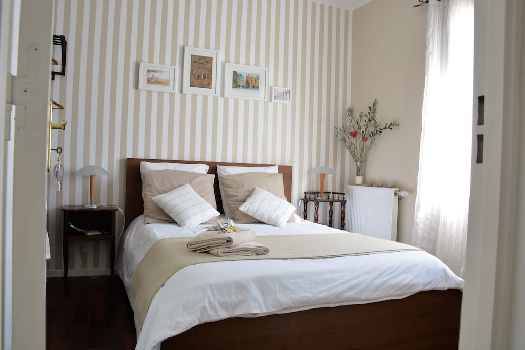 grande chambre indépendante, décoration cosy et soignée.