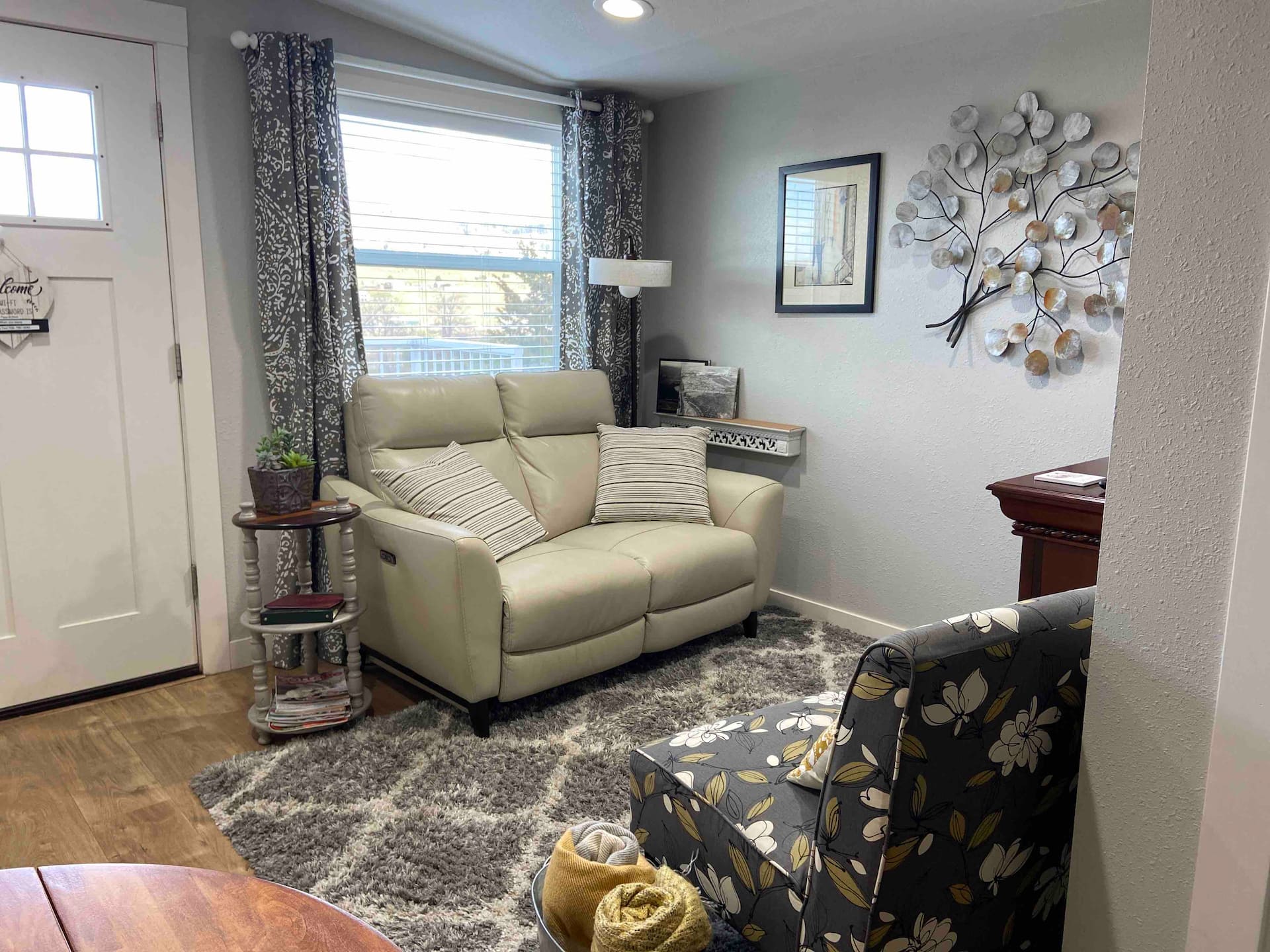 River views and open spaces. Quiet and private apt