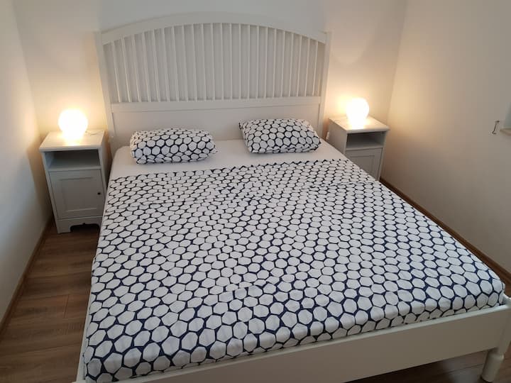 Dormitorio con cama tamaño queen