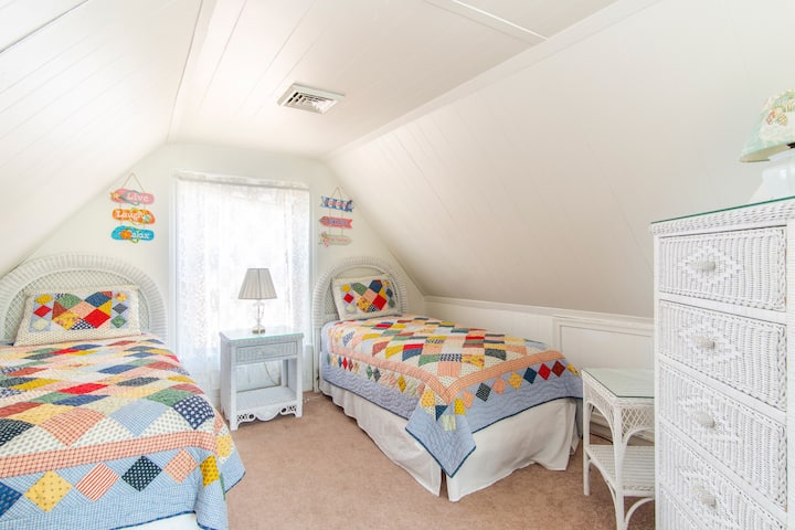 Dormitorio del tercer piso con 2 camas de una plaza.