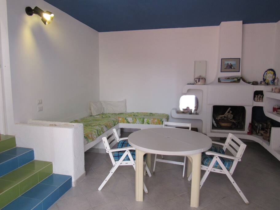 Living room with 2 optional single beds beds (on the couch).