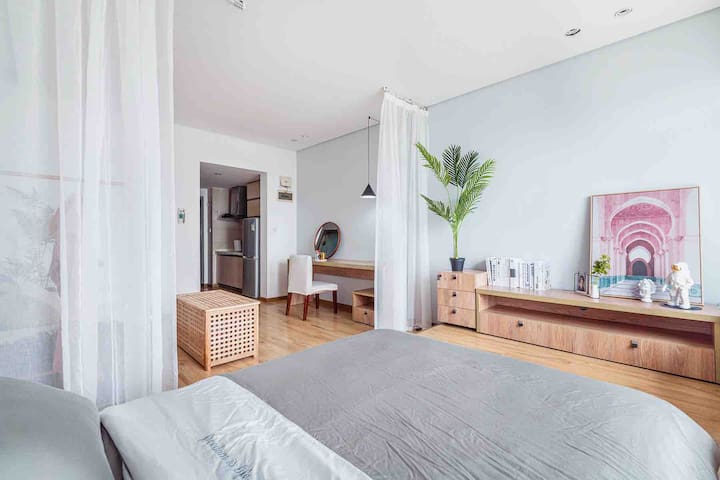 【解放碑民宿】【新房特惠】解放碑摄影主题民宿房，超大飘窗，可看江