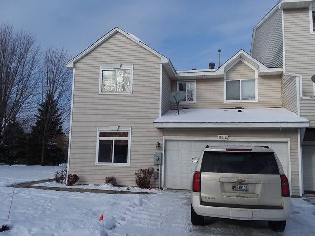 Perfectly located Woodbury townhouse