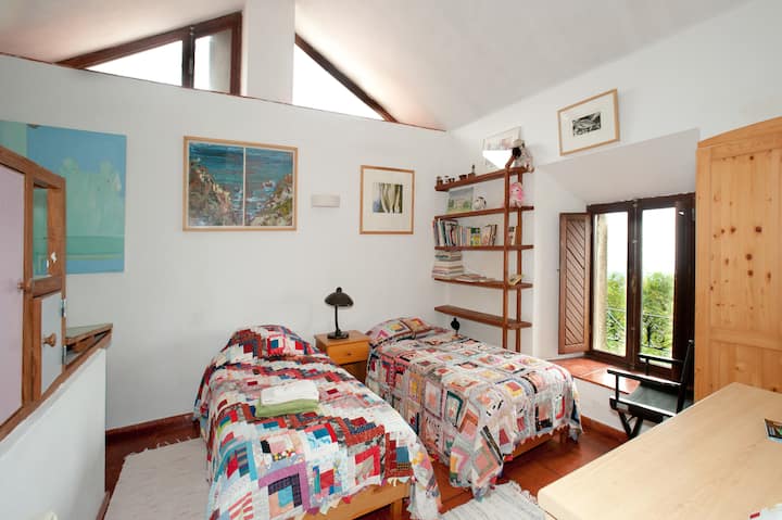 Спалня 2 показва прозорци (на горния етаж) 