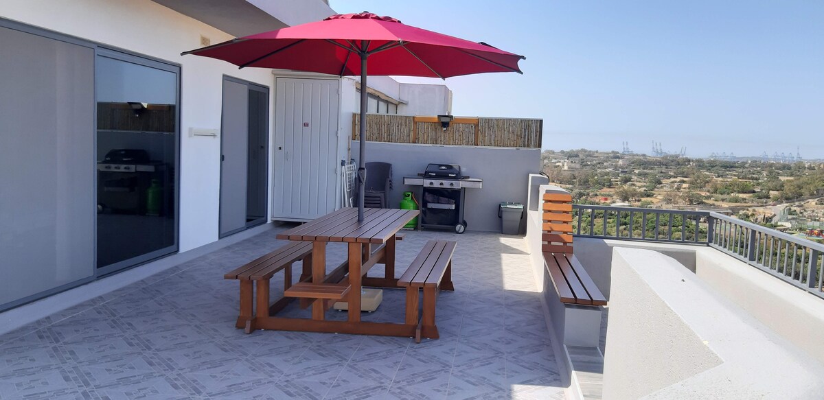 Bright and sunny corner penthouse
