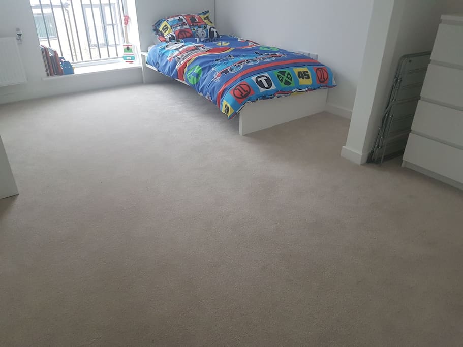 bedsheets will be changed and will be available for sleeping, chest of drawers available, 8 min walk from dartford train station