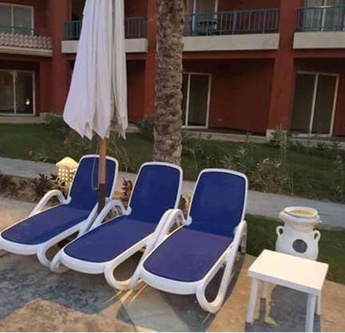 chairs at the pool for free