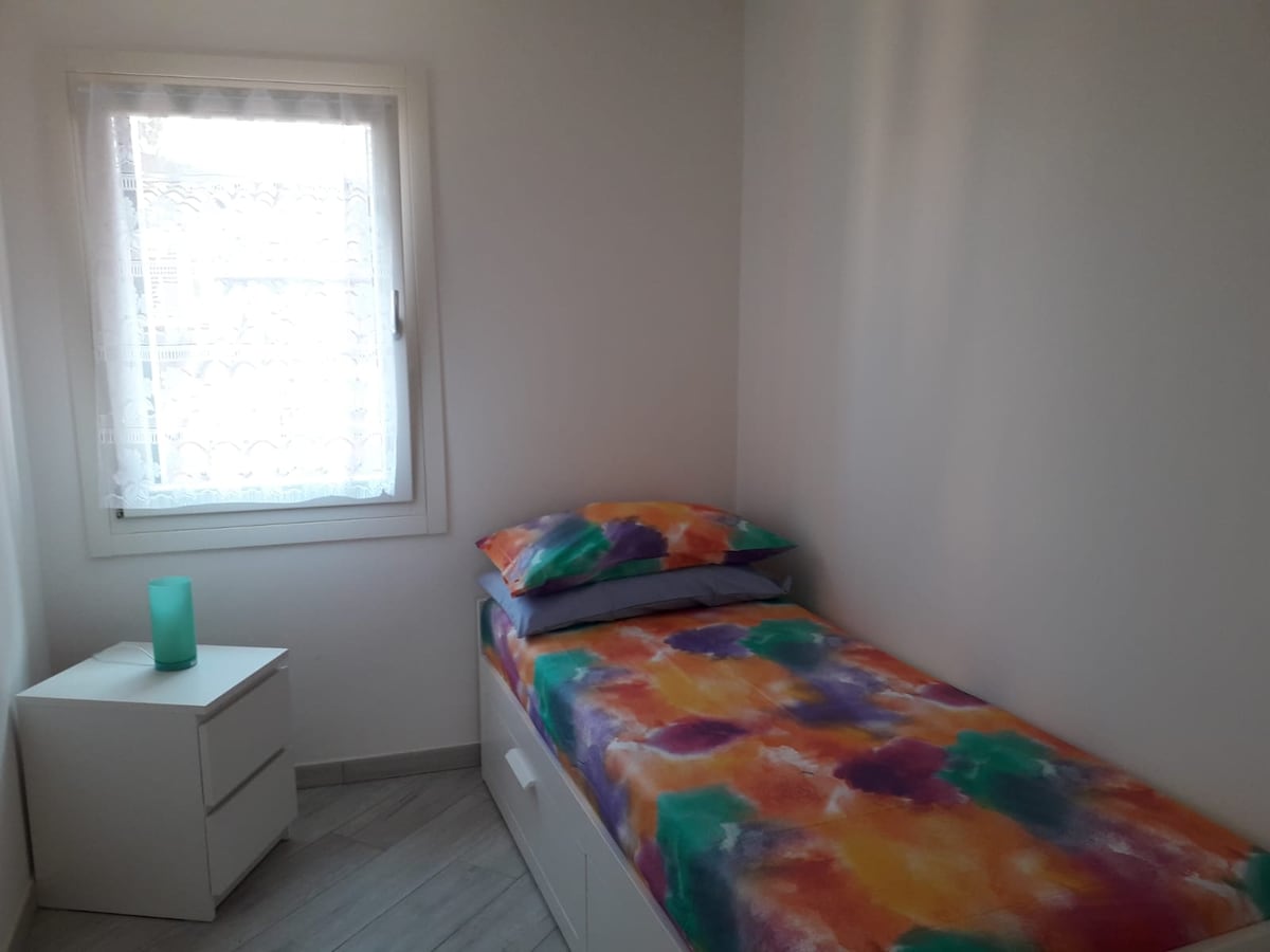 The second bedroom with a single bed