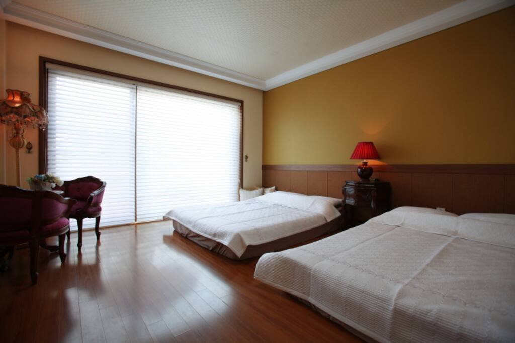 Room 12월(Dec.)
two double bed
Kitchen, Bathroom, Terrace