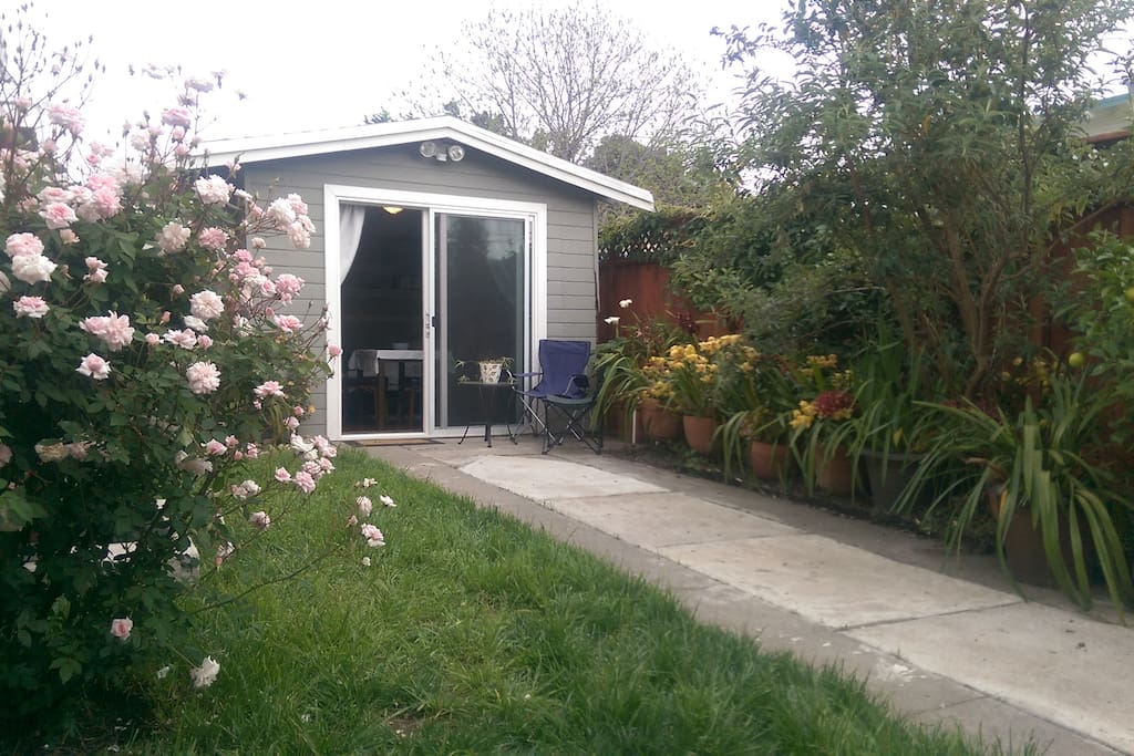 Airbnb Sunny and private stand alone room