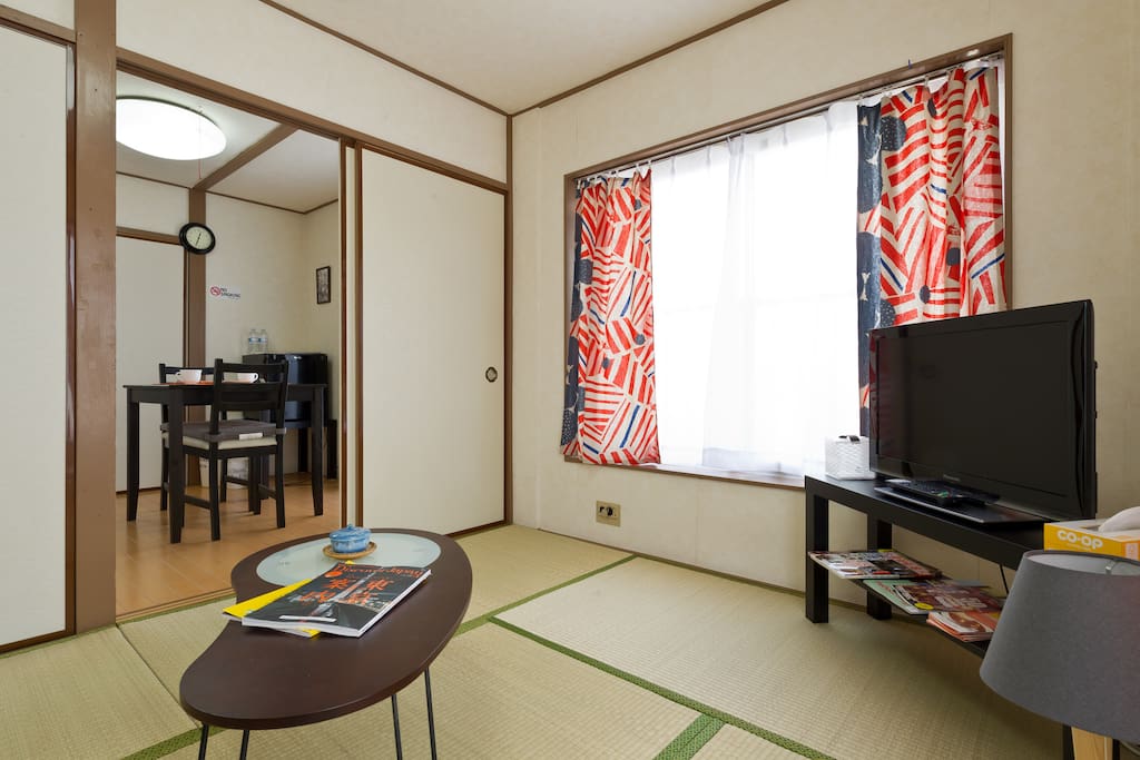 Western style dining room and Japanese style "Tatami" room next to it. ダイニングルームの隣には畳部屋があります。