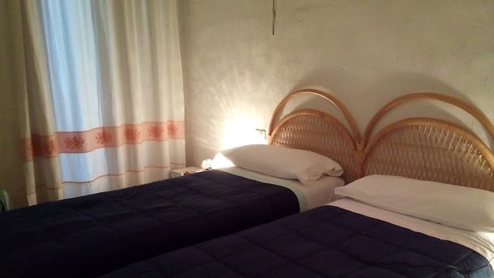 这是露台上有窗户的房间。床前有一个大衣柜。