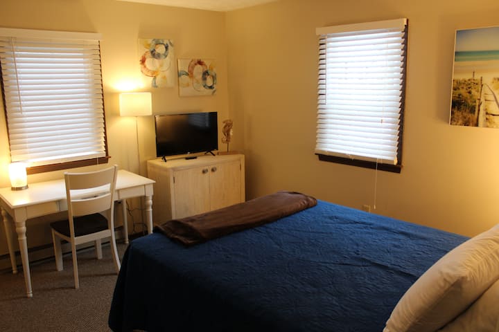 Varje sovrum på nedervåningen har 1 dubbelsäng, skrivbord och stol, garderob och smart-TV