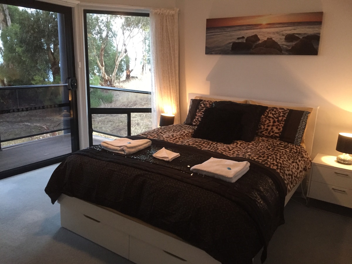 Glavna spavaća soba sa spojenom kupaonicom