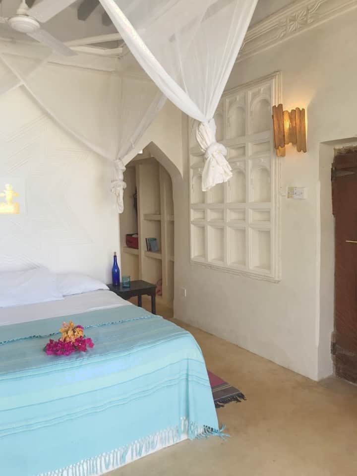 Двојна спална соба со карактеристики на Ламу и ниши и опрема за осветлување од палми