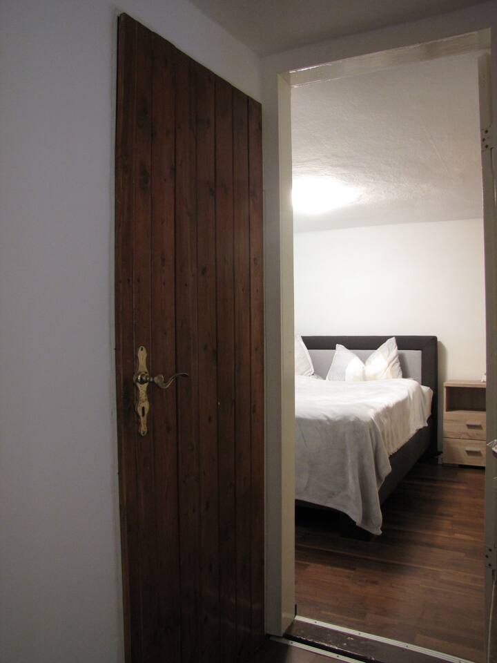 วิวจากชั้นลอยไปยังห้องนอนที่ถูกต้อง