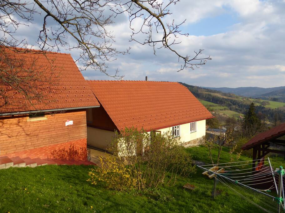 Pohled na dům a dřevěnou novostavbu ze zahrady