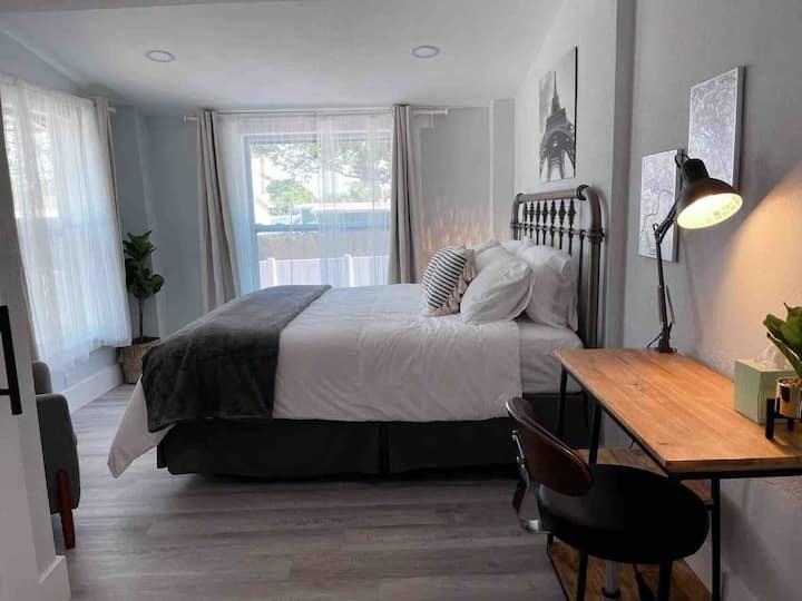 ห้องนอนใหญ่และเตียงคิงไซส์