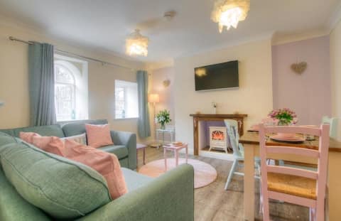 Top performing Airbnb: Quiet Little Gem only a short walk of town centre. in Southern, Northern