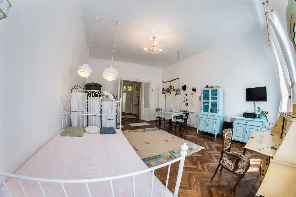 Wide angle shot: overview of the room. Room size: 7 x 5 meters