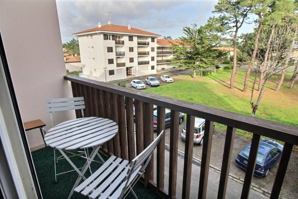 Terrasse au calme équipée parfaite pour déjeuner à l'extérieur.