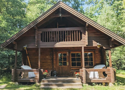Cabane confortable dans la forêt avec sauna près du lac!