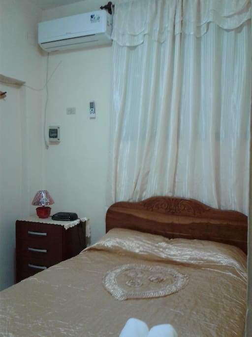 Primera habitacion con cama camera .