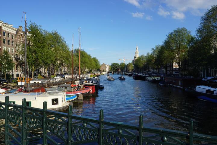 Amsterdam Modern HOUSEBOAT with TERRACE gallery image 4