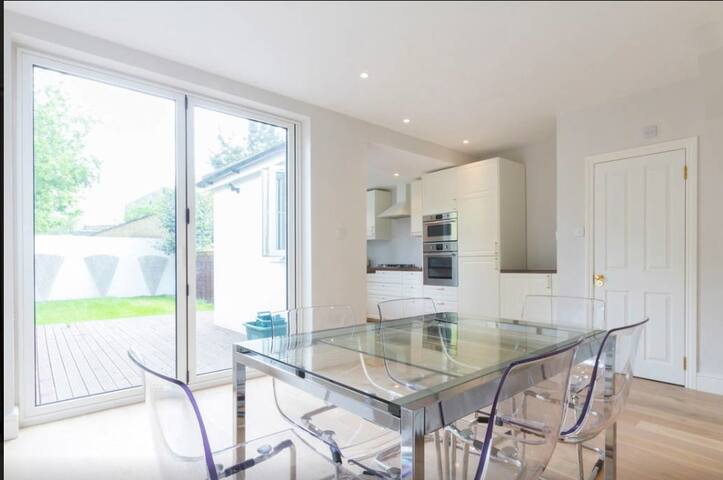 Light and Spacious 4 bed London Home Chiswick gallery image 5