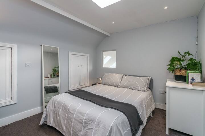 Large Dublin home, 2 mins to Sea/Dart/Aircoach. gallery image 5