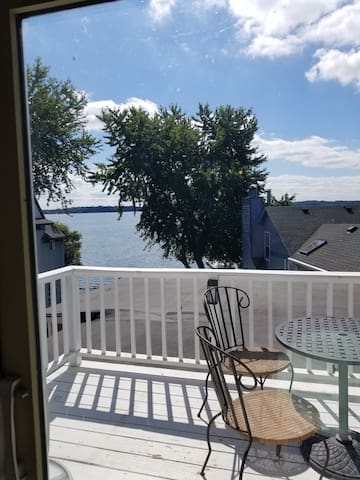 Waterfront Condo /Modern! Excellent location-!!!