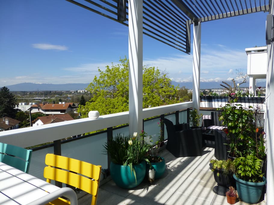 Le grand balcon avec son coin repas, et celui pour la détente.