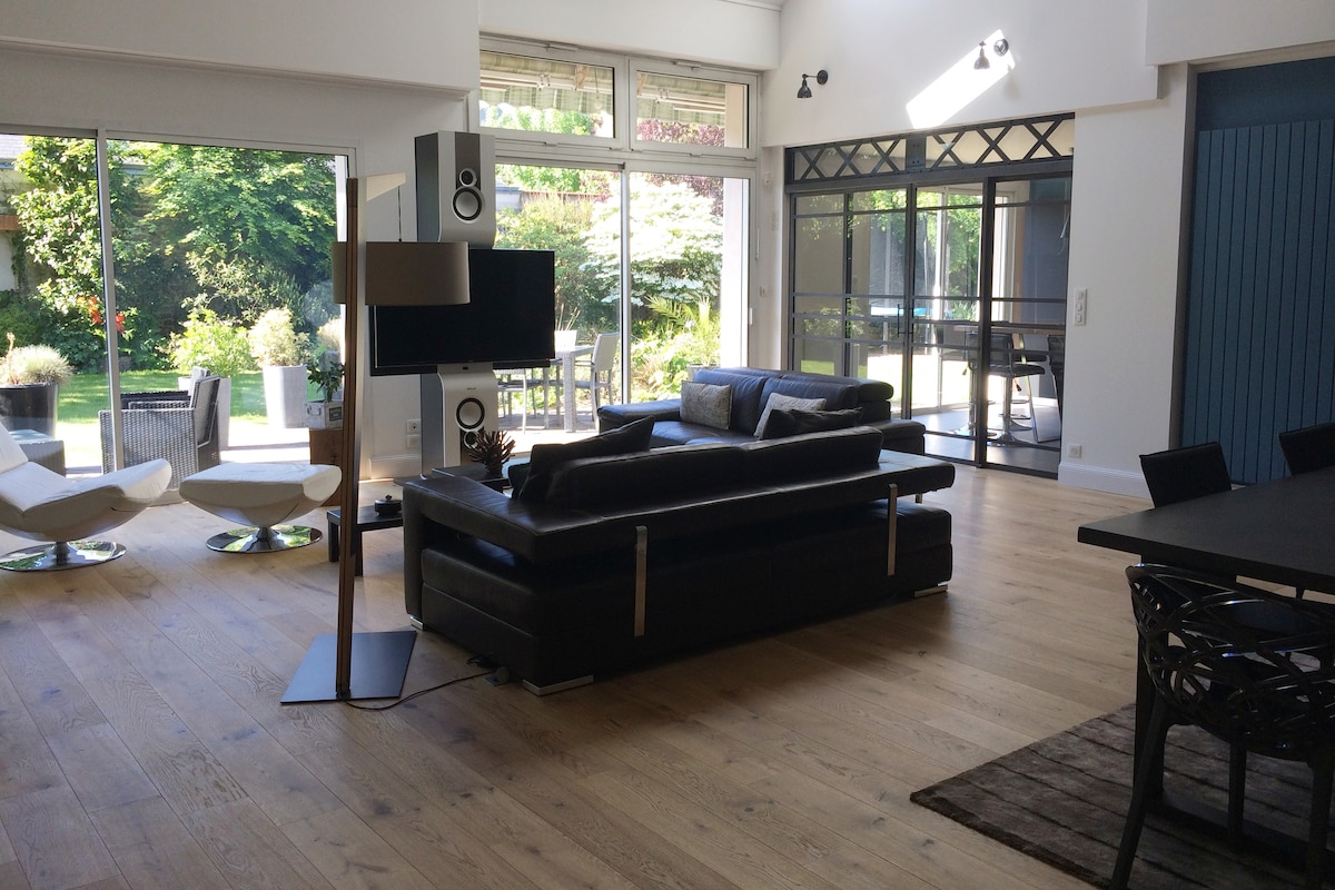 Top Airbnb: Large family home with pool in Cholet