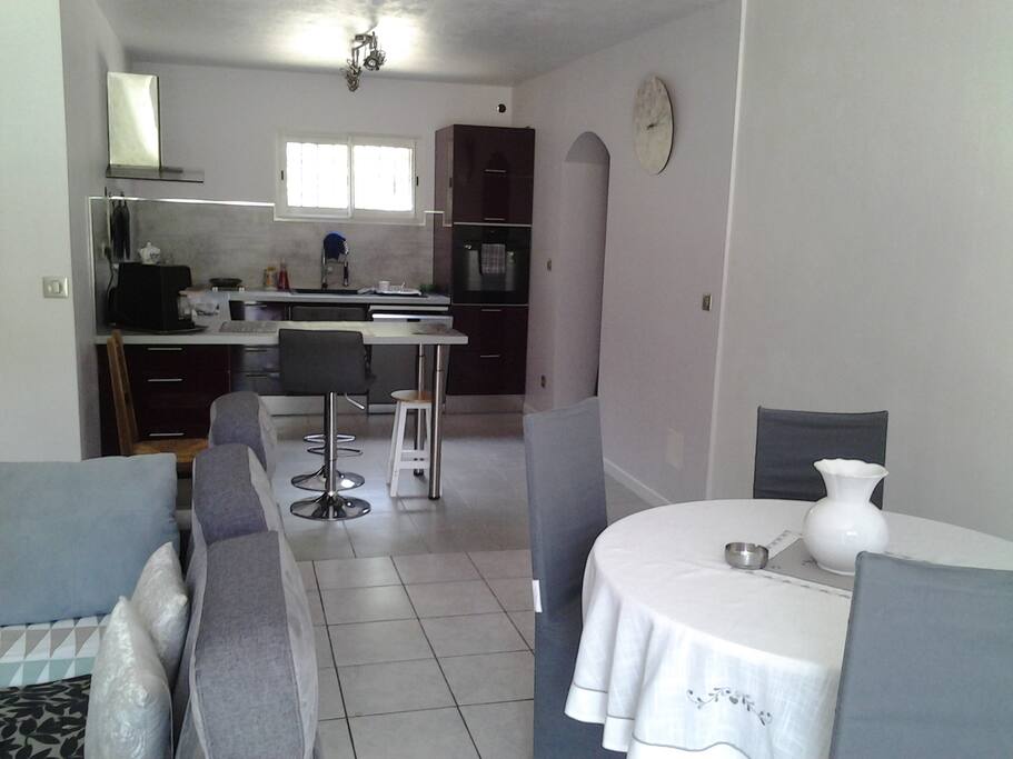 Cuisine ammenagee avec coin repas et salon
