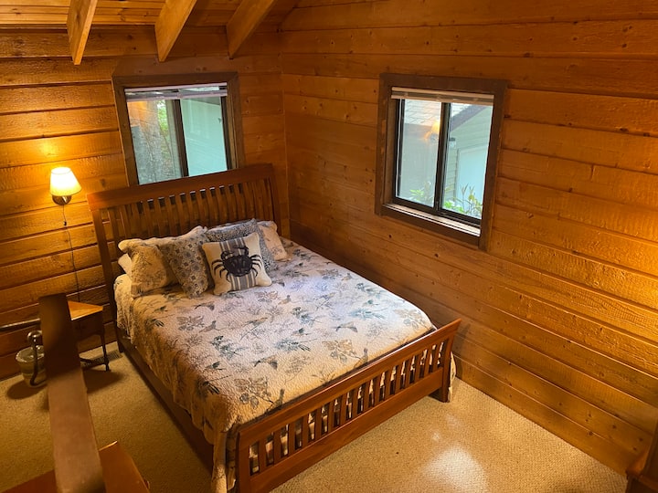 Bedroom 1 - Queen bed