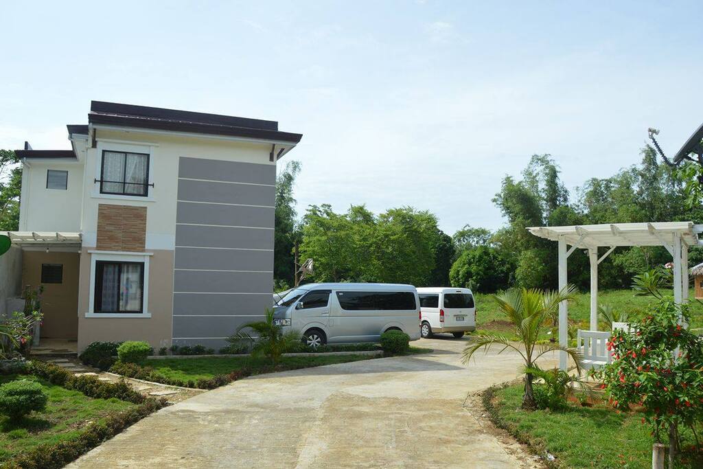Entrance view, 20 meters away from the gate.