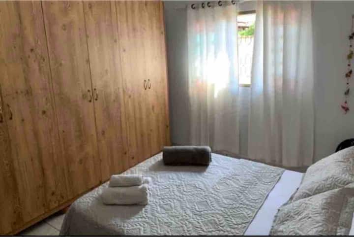 Habitación 3 que consta de una cama doble, un armario y un ventilador.