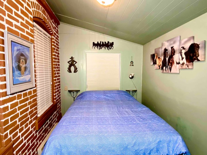 Chambre Queen de niveau principal juste à côté de la cuisine et près du patio latéral.  