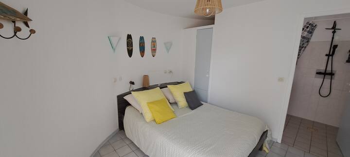 Основна спалня с малък телевизор  и голям килер 